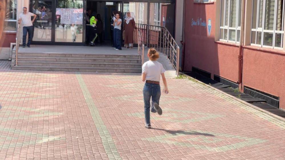 Konya'da YKS sınavına geç kalan öğrenciler gözyaşlarına boğuldu 3